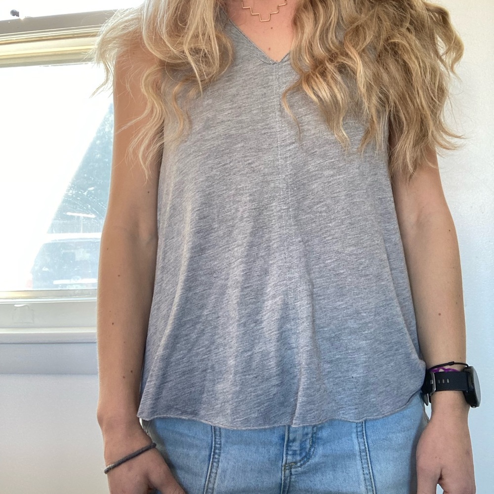 Float v neck tank size XS
